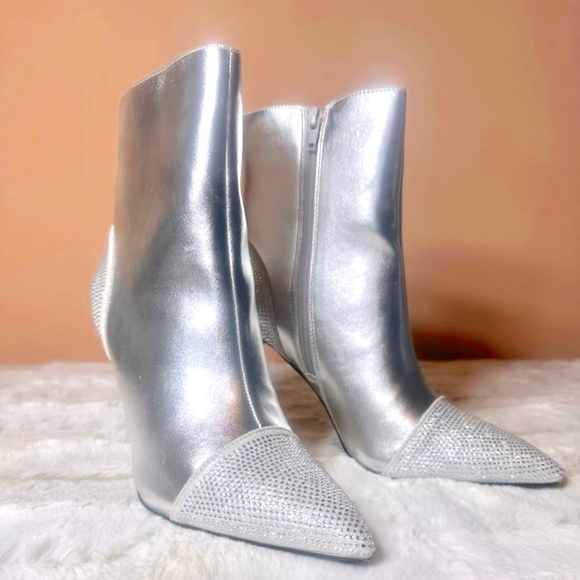 Mata Uniherse Silver With Sparkling Rhinestones Booties - Picture 8 of 10